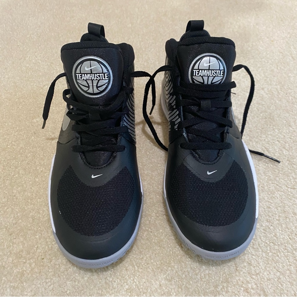 NWOB Nike Unisex - child team hustle D 9 basketball sneakers big kids size 5y